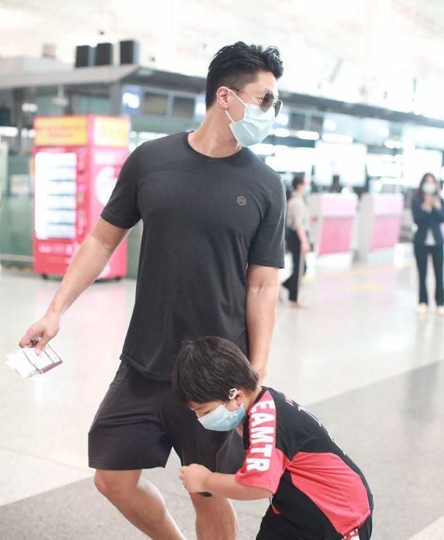  T恤|凌潇肃唐一菲带儿子走机场，凌听跟爸爸如饼印，唐一菲热裤秀长腿