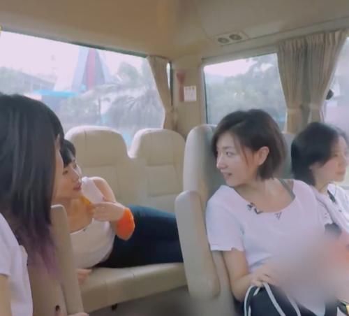  排练|万茜组坐车去排练，三人都是正常坐姿，黄龄的造型一言难尽