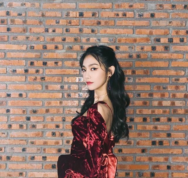  会显得比较|曾可妮女团造型不要太好看，少女心首饰迷人亮眼，减龄穿搭学起来