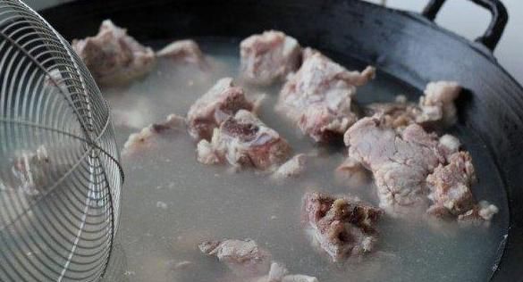  排骨|排骨焯水后，为什么又柴又腥？大厨：别用错水，不然难吃