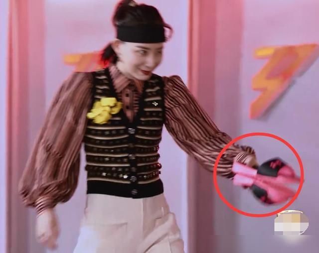  素质|当袁咏琳淘汰离场，谁注意李斯丹妮做了什么，太暴露素质