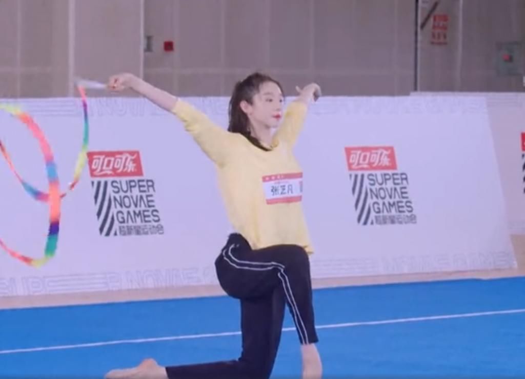  艺术体操|张艺凡的腰伤有多严重？刘些宁上场表演体操时，她的小动作太揪心！