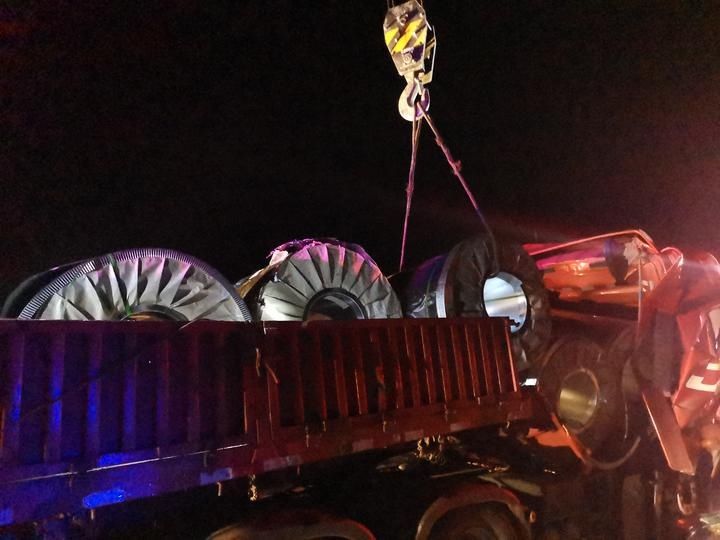  压扁|诸永高速三车追尾 30吨钢卷压扁驾驶室