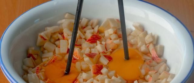 酸甜|糯米粉里加2个苹果,居然这么好吃,酸甜可口,每次上桌就抢光