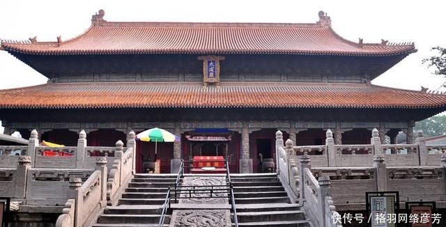  此人|此人是最后一位衍圣公，出生时省长前来探望，还有军队负责保护