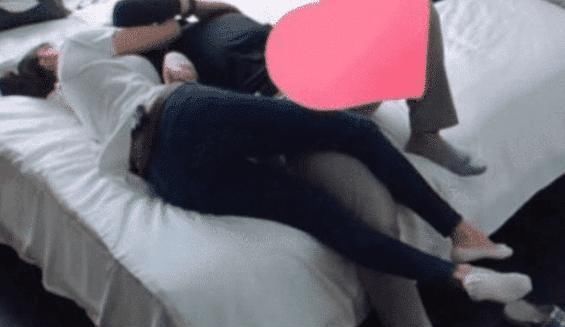 尴尬|吉娜亲密夹住郎朗的腿,朗朗出现尴尬瞬间,还好节目组贴心打码