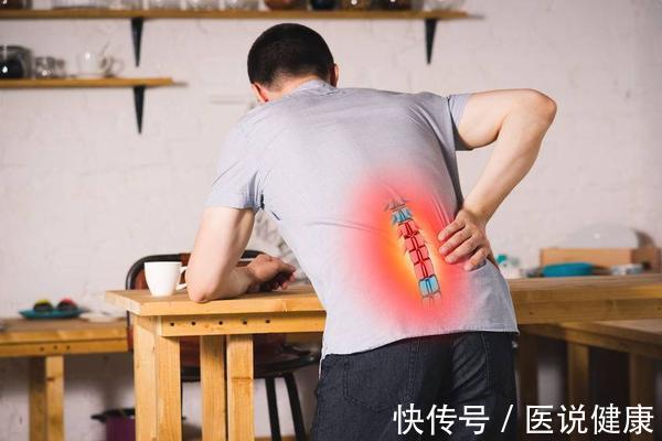 腰间盘突出睡觉时腰下能垫东西吗(腰间盘突出患者，睡觉时要注意这3个事项，或能改善不适)