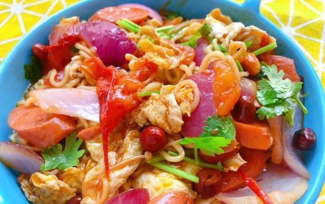  打开方式|我的早餐日记：西红柿鸡蛋炒面的正确打开方式，方便面可以更美味