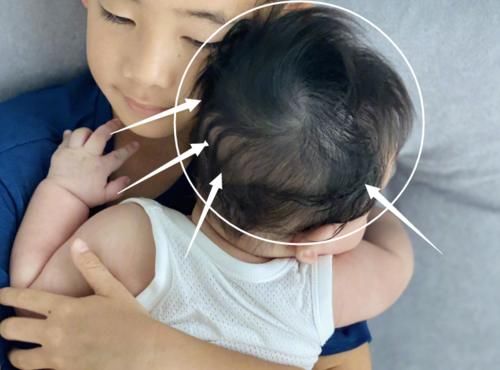  小儿子|应采儿晒哥哥抱弟弟温馨照，Jasper神似陈小春，小儿子发量惊人！