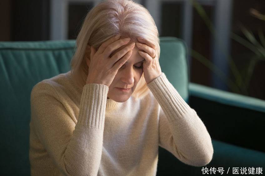 更年期女性这5个行为要尽量避免(女性更年期发生时，会有4个明显变化，做好这5点或能平稳度过)