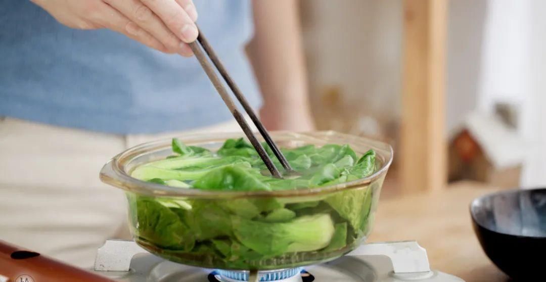  面粉|皮薄馅厚，内在鲜美的柳叶素菜包，热腾腾的来上一笼可好？