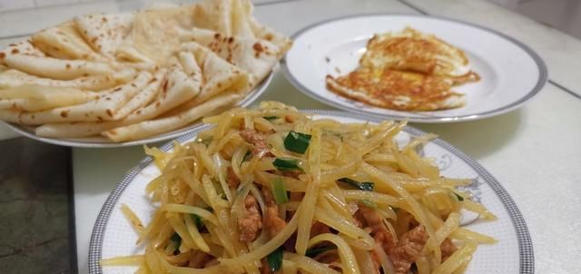  婆婆|婆婆每次来都让我做的卷饼，一次烙两张，薄如纸，又软又劲道。