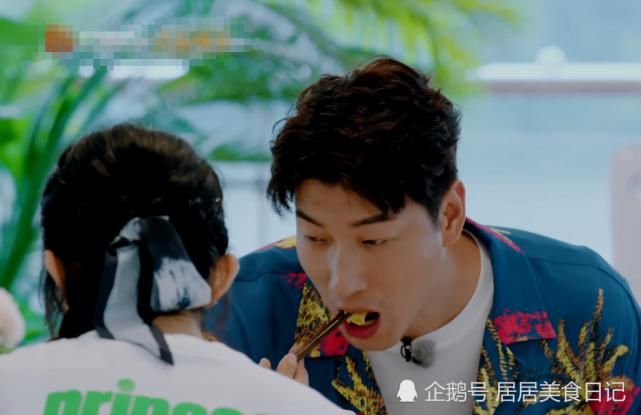  黄晓明|《中餐厅》都夸黄晓明鸡蛋饼好吃！看清桌上剩菜后，网友：懒得装！