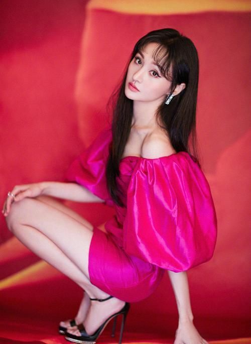  连衣裙|郑爽穿粉色连衣裙配白色长袜甜美温柔，手拿超大彩虹棒棒糖好俏皮