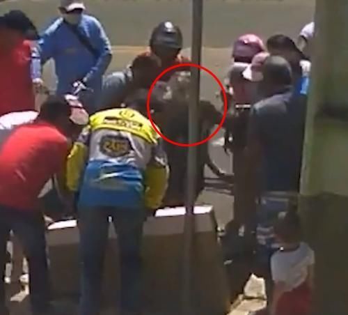  竟然|倒霉X2！女司机骑电动车被撞飞后，竟然咕噜咕噜滚进了下水道！