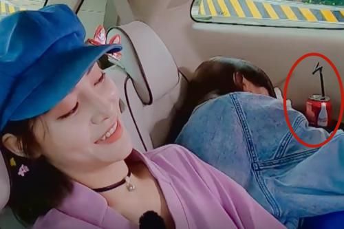  女明星|谢可寅和许佳琪坐车时，旁边的瓶子吸引人，你们可是女明星啊