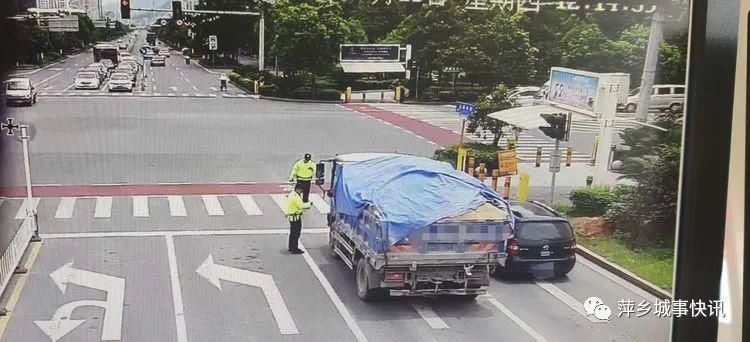  交警指挥中|一货车在玉湖路口被交警拦截