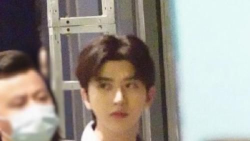  合照|明星的头围有多可怕！Baby和路人合照，头围只有旁边女孩的一半