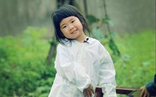 小美女|女大十八变，曹格十岁女儿摇身变成小美女