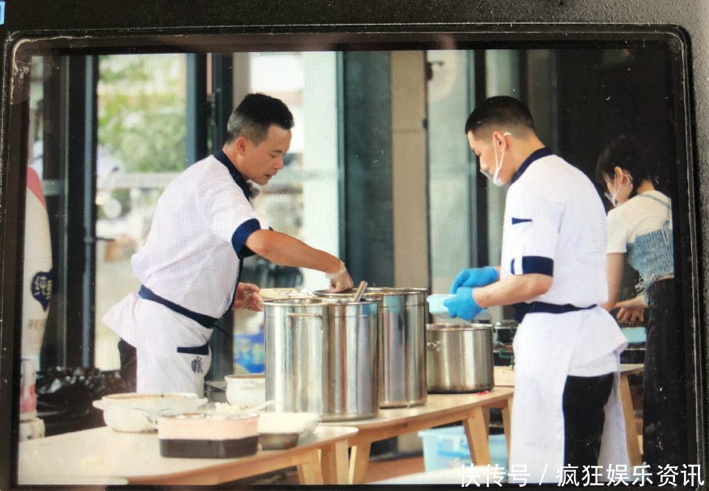 中餐厅|中餐厅向武汉防洪一线送餐,赵丽颖杨超越认真干活,王俊凯接地气