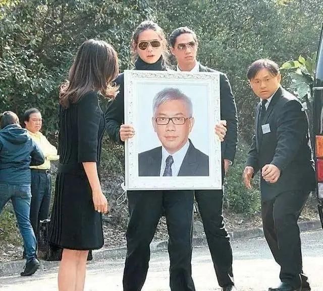  老公|她嫁百亿老公住8层豪宅，生了3个娃样子竟能保持30年不变