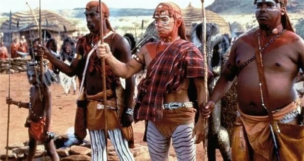  电影|为纪念恩师从21楼跳下，取景中险坠机，成龙“拿命拍”这部电影！