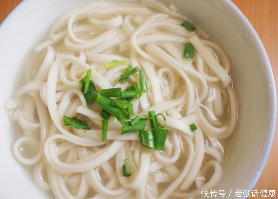 面条常吃会引起骨质疏松吗(面条是骨质疏松的“加速器”？想要骨质稳固，4种食物也要少吃)