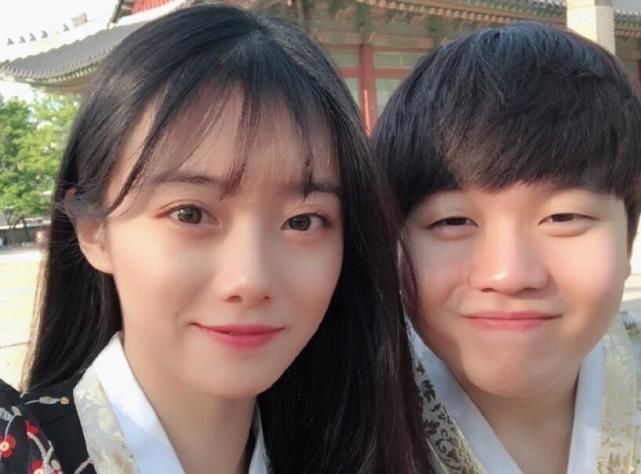  看越|Rookie直播时看JKL女装照, 越看越入迷, 直言有点像小钰