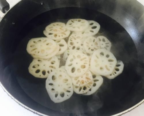  好吃|吃莲藕发黑变色？记住这个技巧，莲藕又脆又白净，比饭店炒的都好吃