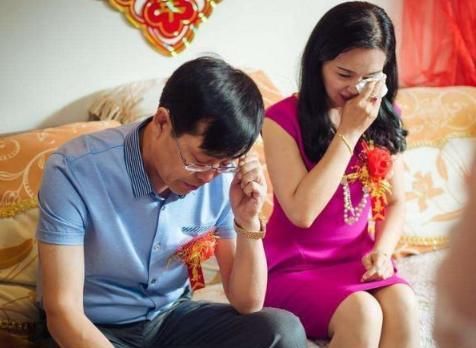 小李|新婚夫妻不久，夫妻两人因一事要离婚，男方要求女方退彩礼