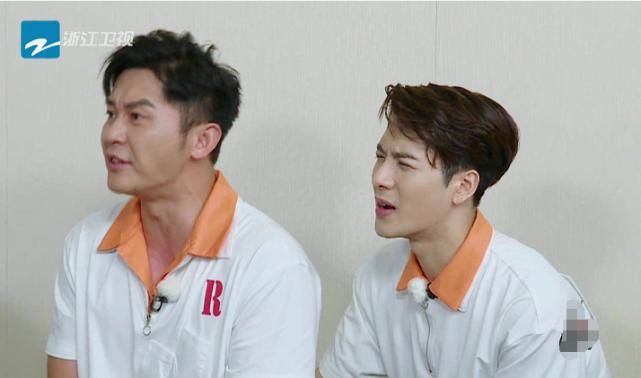  领口|《奔跑吧》李沁嫌衣服领口太大，谁注意到她的救场方式？难怪会火