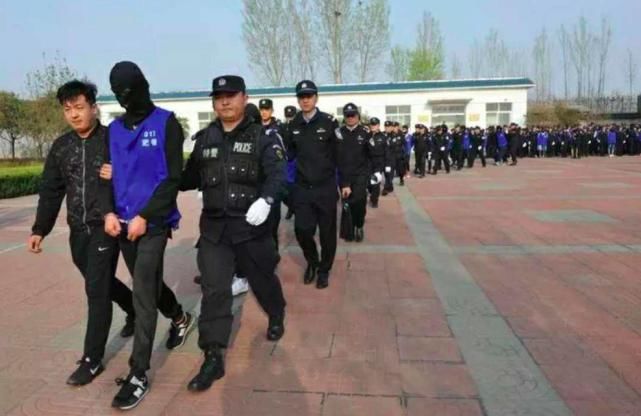 们中国|为什么抓捕到犯罪嫌疑人后,要给他们戴上头套呢?有什么用?