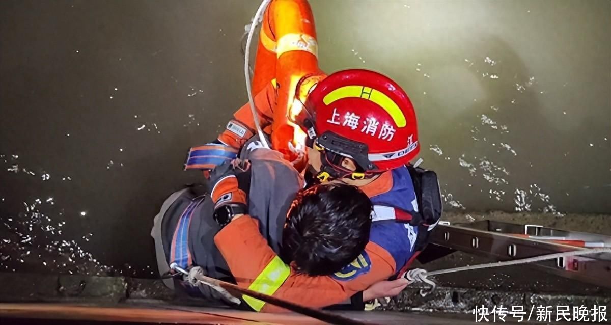 男子不慎落水 消防员冒雨救援