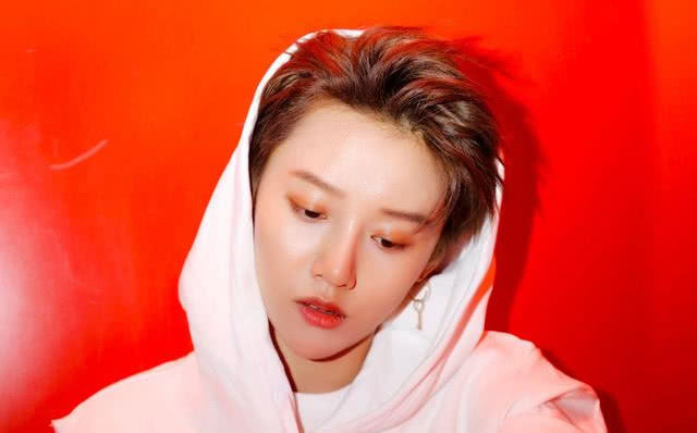  成功|刘雨昕舞台细节手指卡拍，阚清子追星成功，THE9综艺首秀上《快本》？