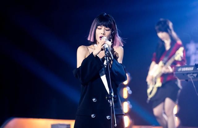  看清|《乘风破浪的姐姐》王霏霏成“团宠”的背后，却教会我们看清现实