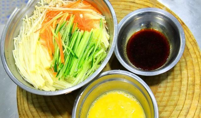  金针菇|金针菇加鸡蛋没想到这么好吃！鲜香十足下酒下饭，难怪家人都喜欢