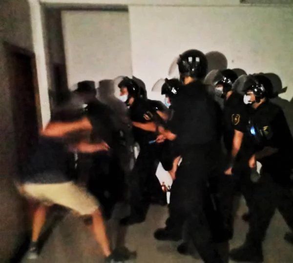 进屋|广州一男子欲引爆煤气罐自杀，警方趁其谈话空窗期冲进屋内解救