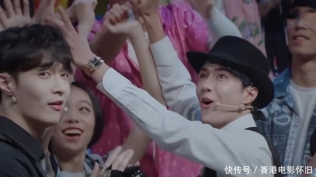 击掌|王一博战队获胜时,谁注意第一个跟他击掌的人?粉丝:意料之外