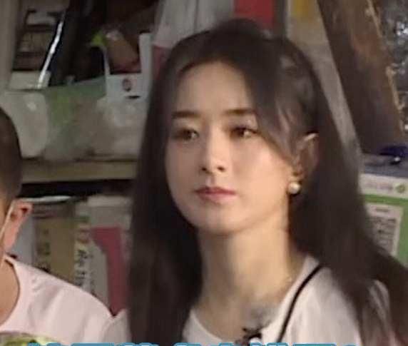  赵丽颖|赵丽颖在中餐厅遭到如此待遇，还被网友嘲带资进组？