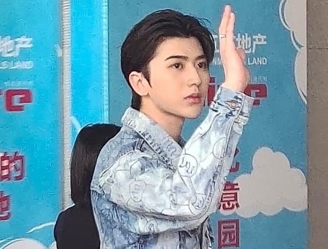  人气|蔡徐坤《快本》生图，梳背头造型成熟，同期嘉宾还有高人气女明星