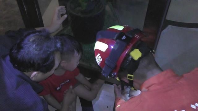  家长|男孩脚卡旋转门 消防快速营救 消防提醒家长注意暑期儿童安全