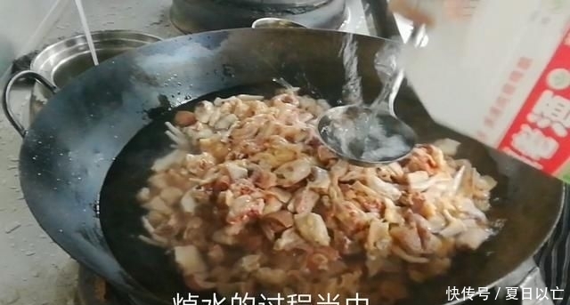 香菇|淮扬菜大厨改良员工餐将香菇烧鸡这么做,鲜香微辣,开胃下饭