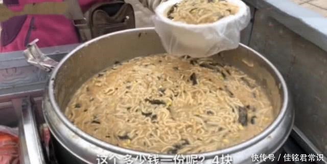 路边|大妈路边卖大碗面4元一份,路人嫌脏,识货的人大早就排队