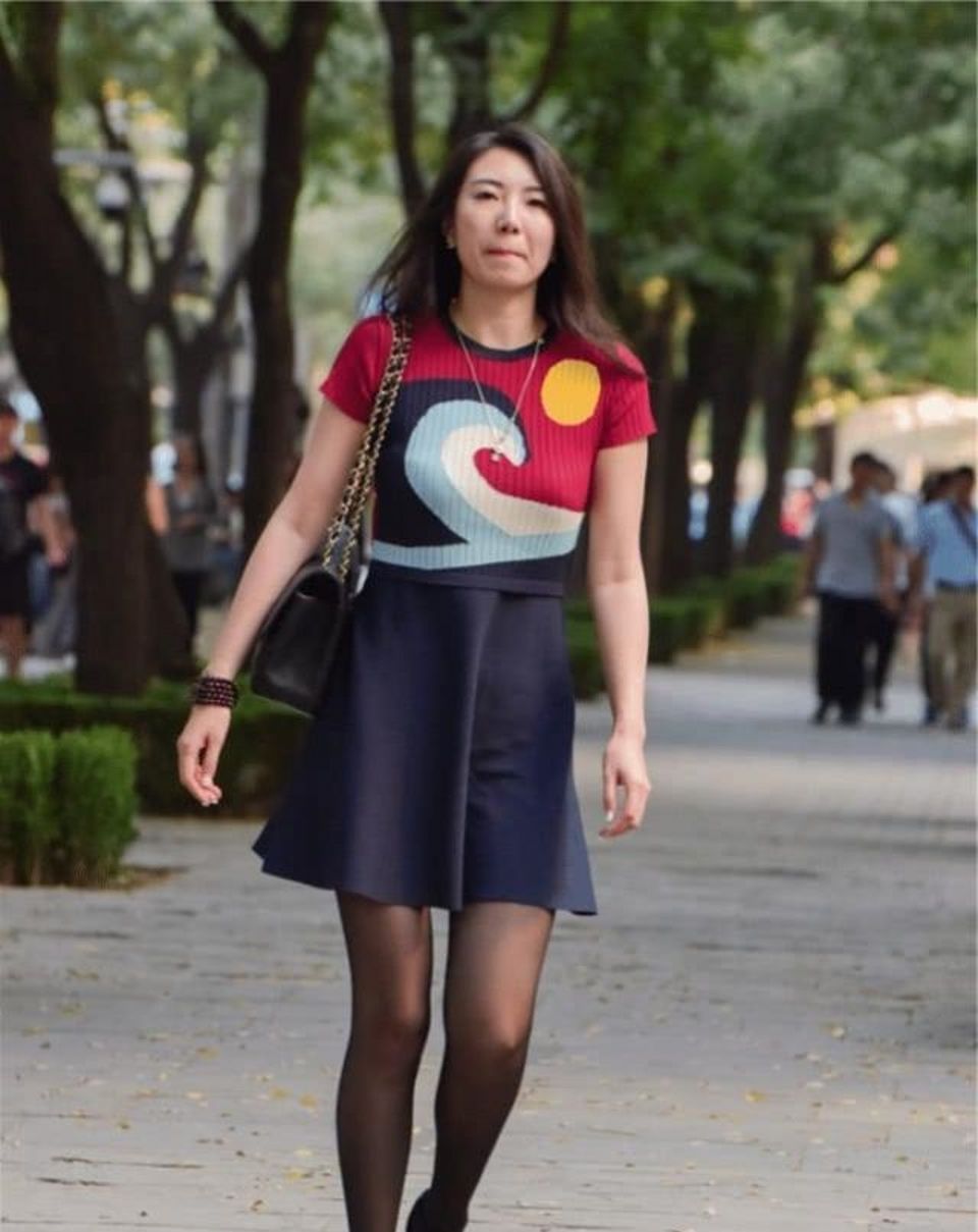  高跟鞋|街拍，泡泡袖设计的白色上衣搭配浅色牛仔裤，清清爽爽