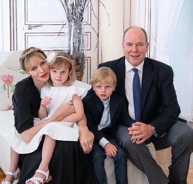 摩纳哥|62岁摩纳哥亲王结婚9周年娇妻美艳绝伦,龙凤胎王子公主萌翻天