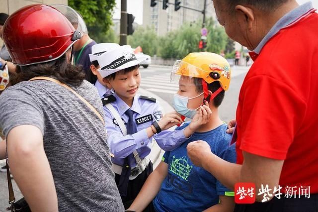  范儿|小小交警也很有范儿，走上街头为宣传文明交通助力