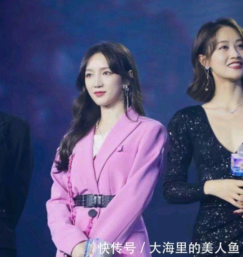  不愧|孟佳节目上送礼物，看清楚她给吴昕的礼物，不愧是女团的审美