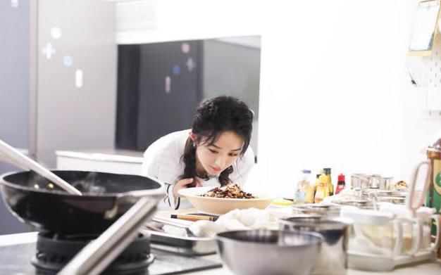  中餐厅|张亮《中餐厅》佩戴腕表，简约穿搭尽显模特独有气质