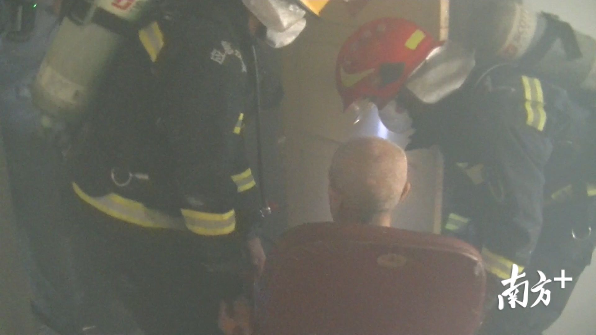  着火|视频｜家中着火轮椅老人被困，江门消防破门而入