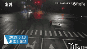  电动|电动自行车闯红灯，全责！